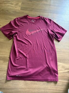 Nike Men’s Short Sleeve Dri-FIT Tee in Burgundy